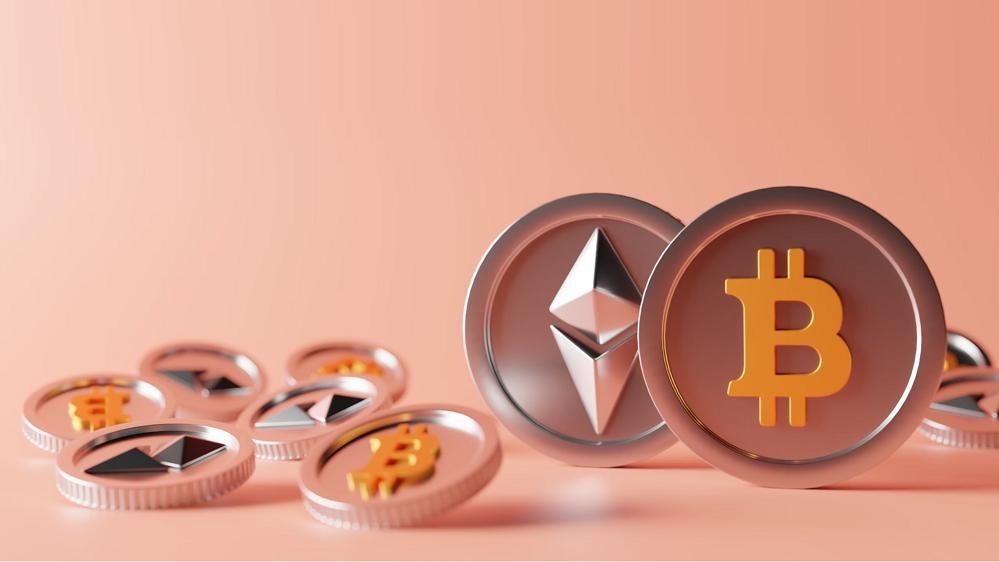 Bitcoin and Ethereum ETFs attract a lot of money, despite falling prices